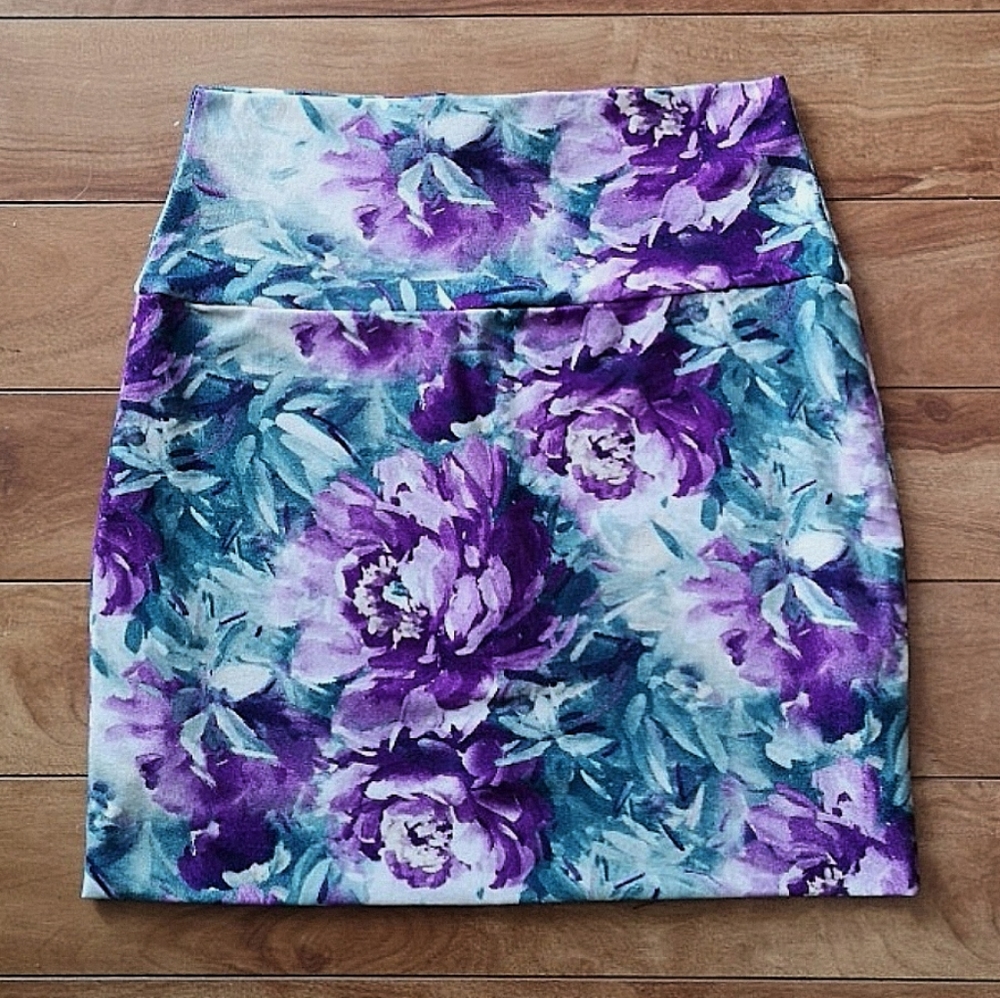 Super soft mini skirt 🌺